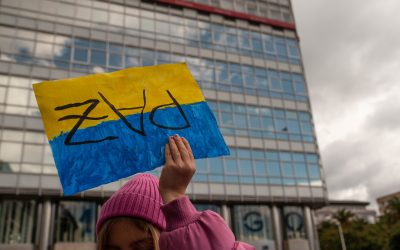 CERCA DE 3000 CORUÑESES Y CORUÑESAS SECUNDARON LA CONCENTRACIÓN A FAVOR DE LA PAZ EN UCRANIA CONVOCADA POR LA RED ACAMPA