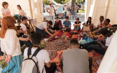 ACAMPA POLA PAZ E O DEREITO A REFUXIO PONE EN MARCHA EL PRIMER CALENDARIO SOCIAL DE A CORUÑA Y SU ENTORNO