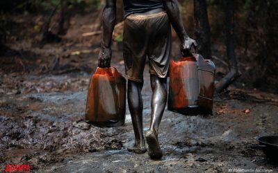 “EXPOLIO”, LA  MUESTRA DE  ACAMPA EN A CORUÑA, DOCUMENTA LA ESQUILMACIÓN DE RECURSOS COMO EL COLTÁN, EL PETRÓLEO O LA ARENA DEL DESIERTO EN EL CONTINENTE AFRICANO
