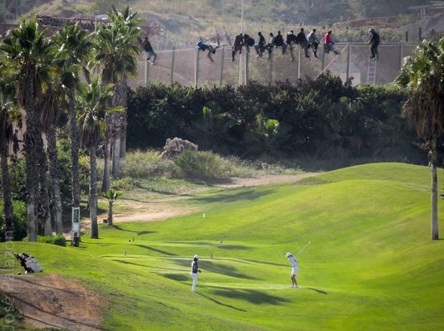 Valla de Melilla frente a campo de golf / Fotografía: José Palazón